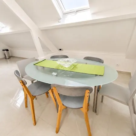 Dakvet Moderne - 3 Bedrooms, Quiet, Hot Tub דירה
